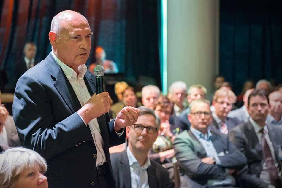 Herman Wijffels tijdens de presentatie van het Manifest in Amsterdam.